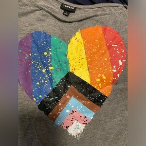 Torrid Graphic Tee Cold Shoulder Gray Rainbow Heart size:1
NWOT
Never been worn